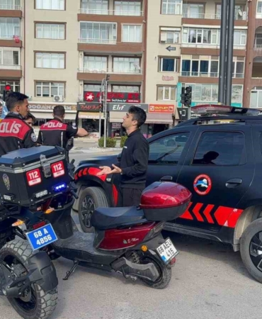 ehliyetsiz-arkadasina-motosikleti-verdi-bir-suru-cezam-var-diye-polise-yalvardi-2AhI8ifM.jpg