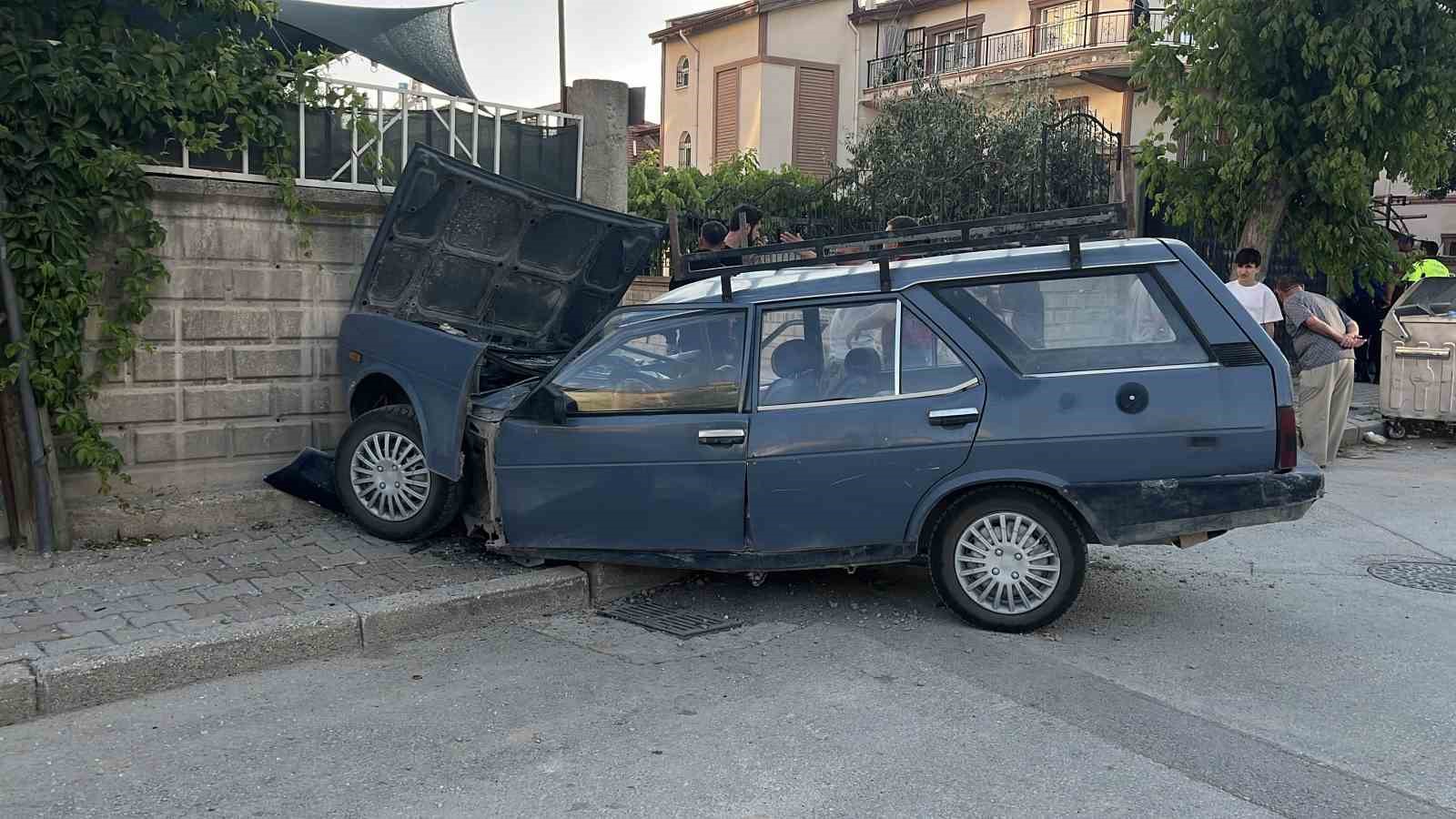 ehliyetsiz cocuk surucunun karistigi kazada 2si cocuk 5 kisi yaralandi 0 Eqle6WIB