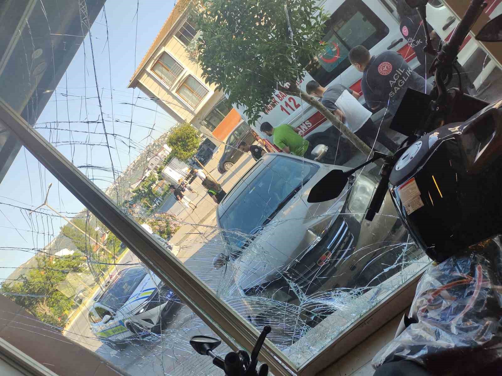 ehliyetsiz gencin kullandigi otomobil motosiklet magazasina daldi 23 milyonluk zarar meydana geldi 2 mdbGq5GV