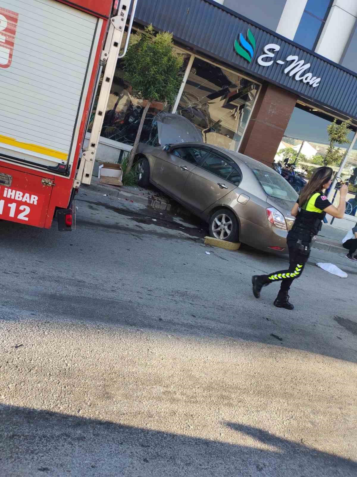 ehliyetsiz gencin kullandigi otomobil motosiklet magazasina daldi 23 milyonluk zarar meydana geldi 4