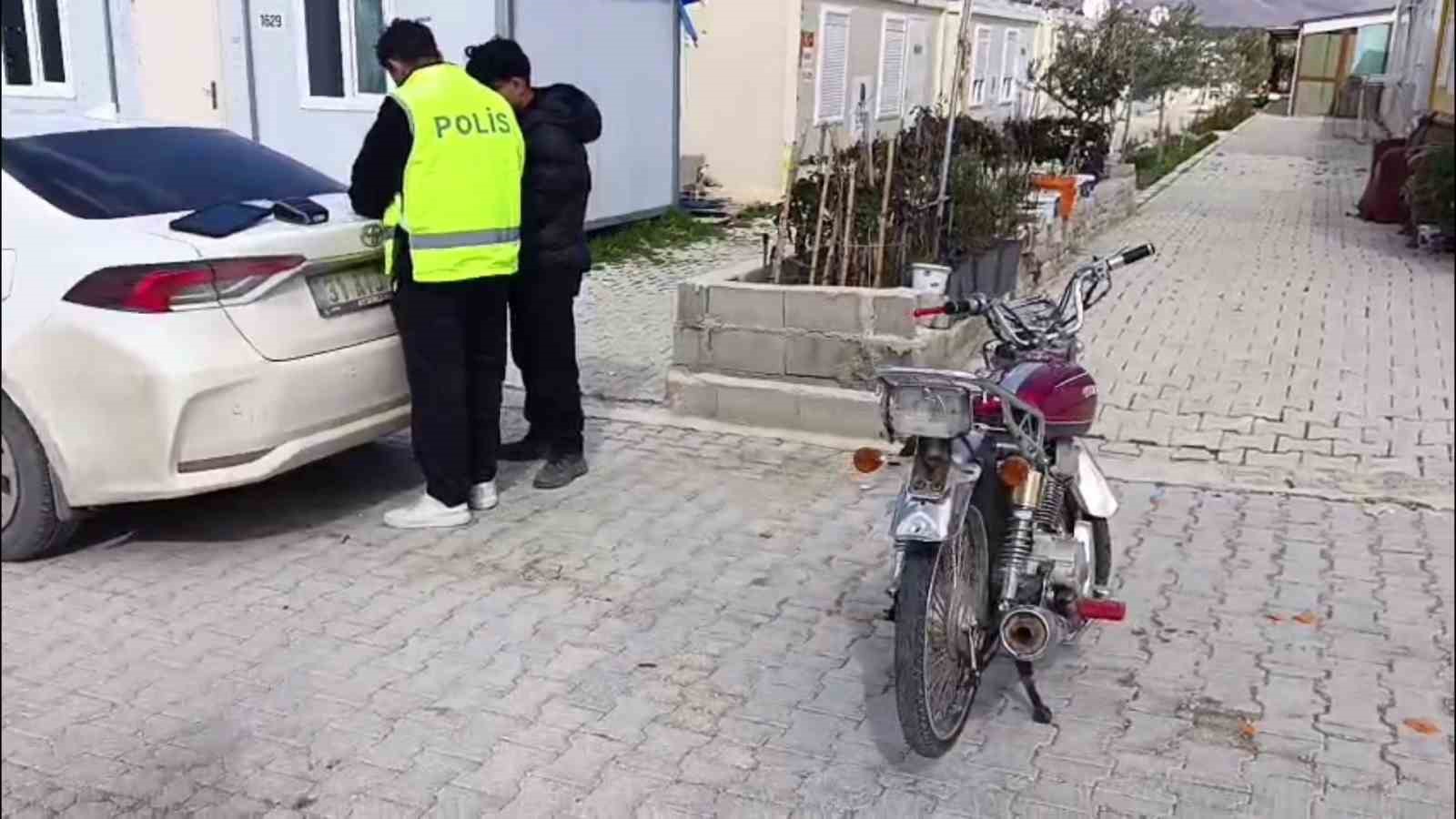 ehliyetsiz motosikletlinin sosyal medya sovu 77 bin tlye patladi 0 7O4UjmQC