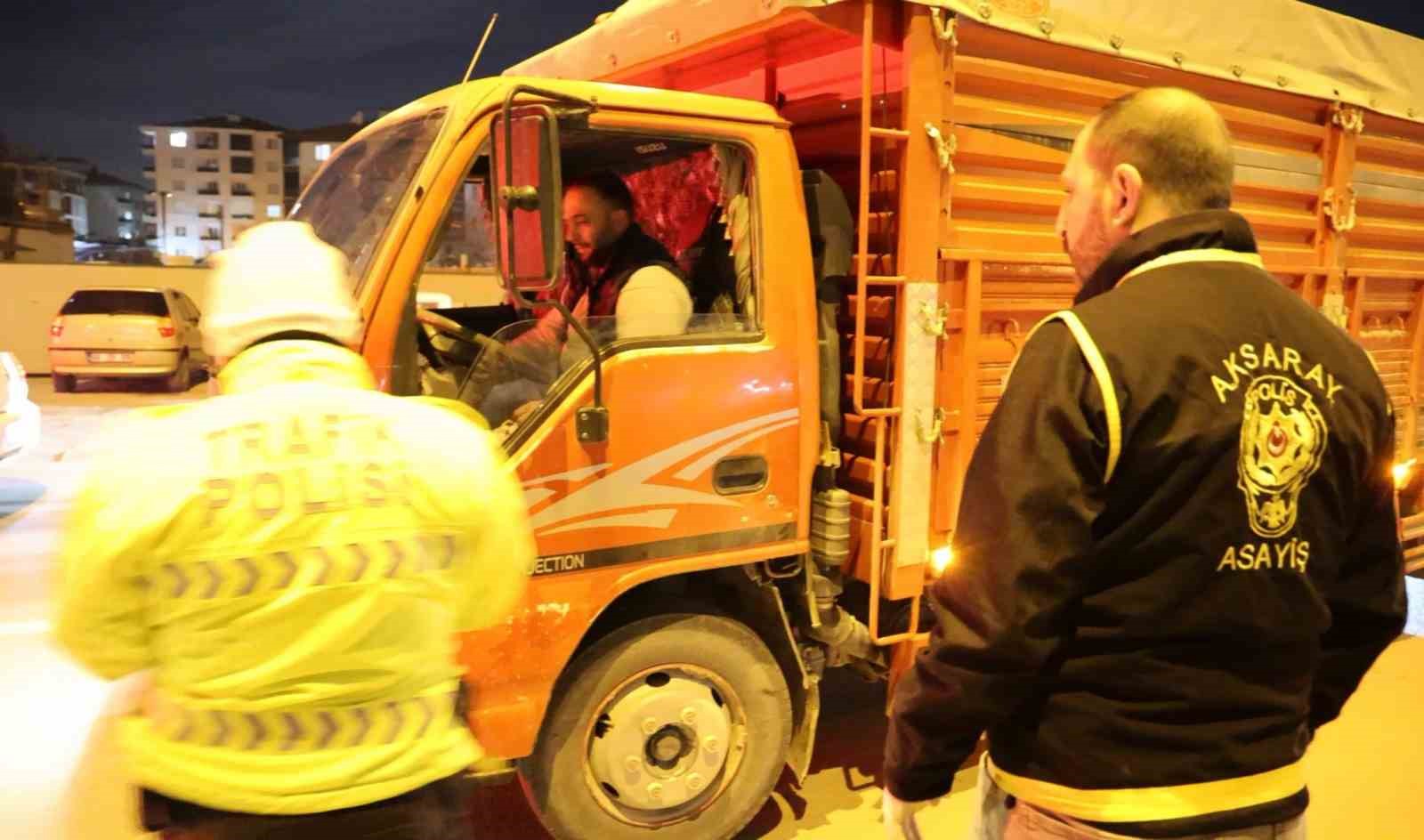 Ehliyetsiz sürücü çekme belgeli kamyonetle yakalandı: 46 bin 621 lira ceza 4 ehliyetsiz surucu cekme belgeli kamyonetle yakalandi 46 bin 621 lira ceza 0 4P8DpYsP