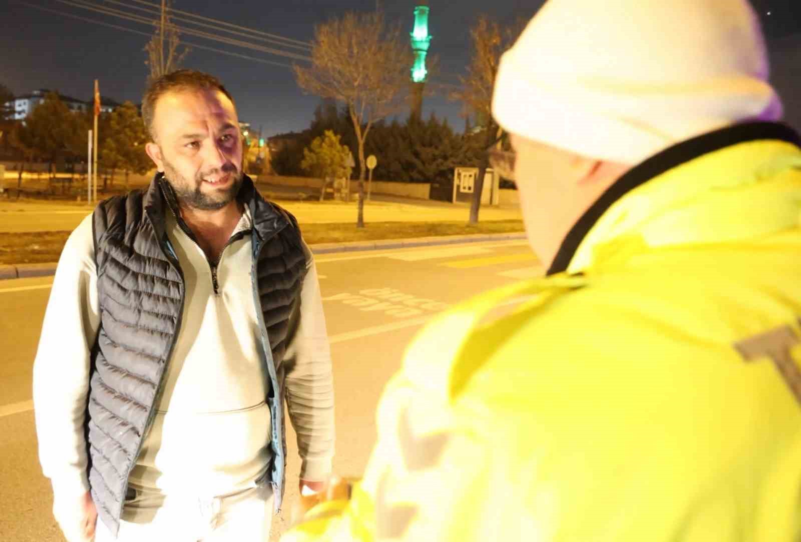Ehliyetsiz sürücü çekme belgeli kamyonetle yakalandı: 46 bin 621 lira ceza 5 ehliyetsiz surucu cekme belgeli kamyonetle yakalandi 46 bin 621 lira ceza 1 zpzI3lJE