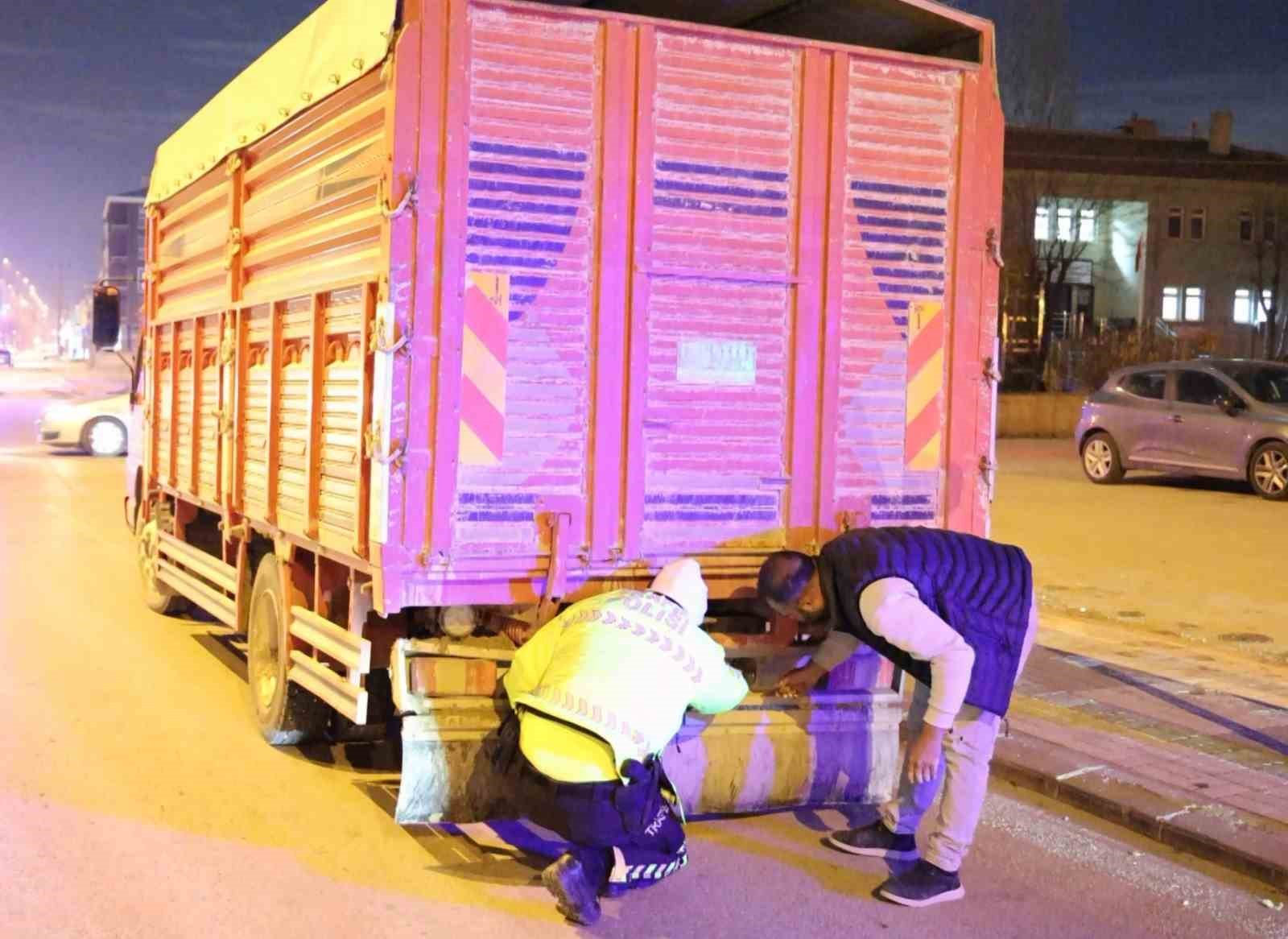 Ehliyetsiz sürücü çekme belgeli kamyonetle yakalandı: 46 bin 621 lira ceza 8 ehliyetsiz surucu cekme belgeli kamyonetle yakalandi 46 bin 621 lira ceza 4 DvfUKLeH