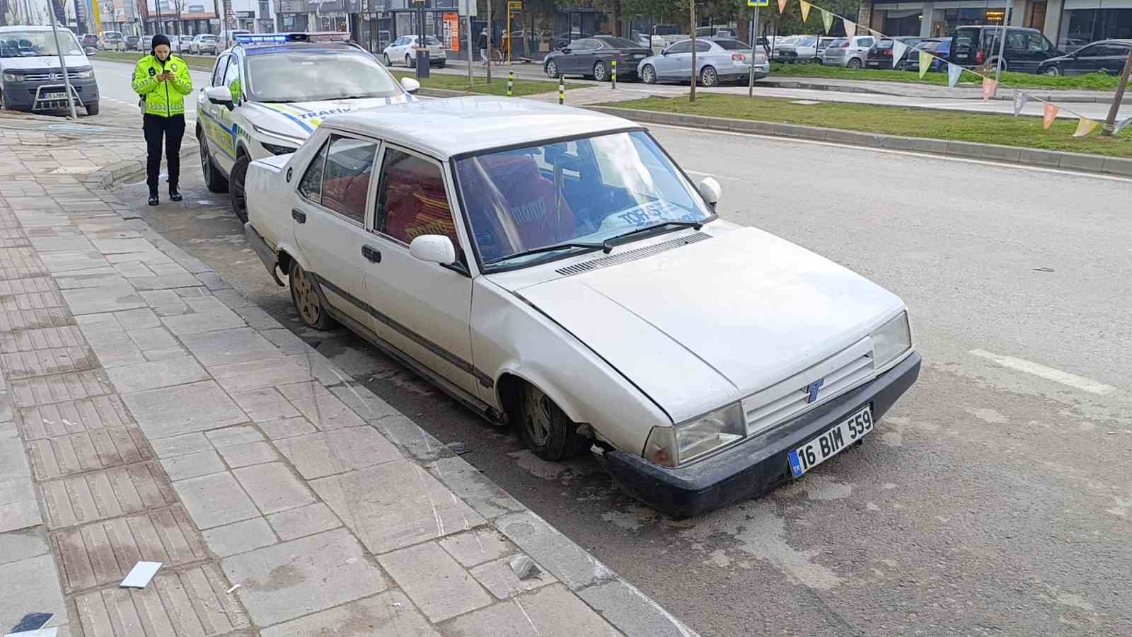 ehliyetsiz surucu kaldirima carpip kacti ama polis yakaladi 0 CA29UafP