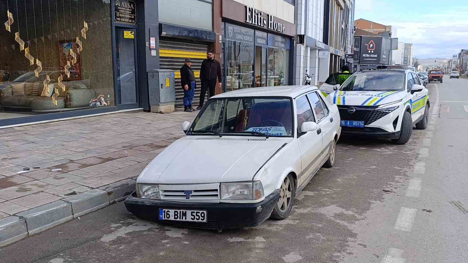 ehliyetsiz surucu kaldirima carpip kacti ama polis yakaladi 3 TQpCYvdq