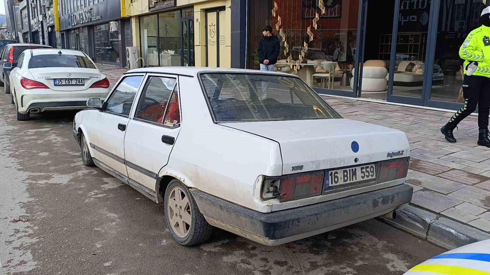 ehliyetsiz surucu kaldirima carpip kacti ama polis yakaladi 4 iuBa5vqE
