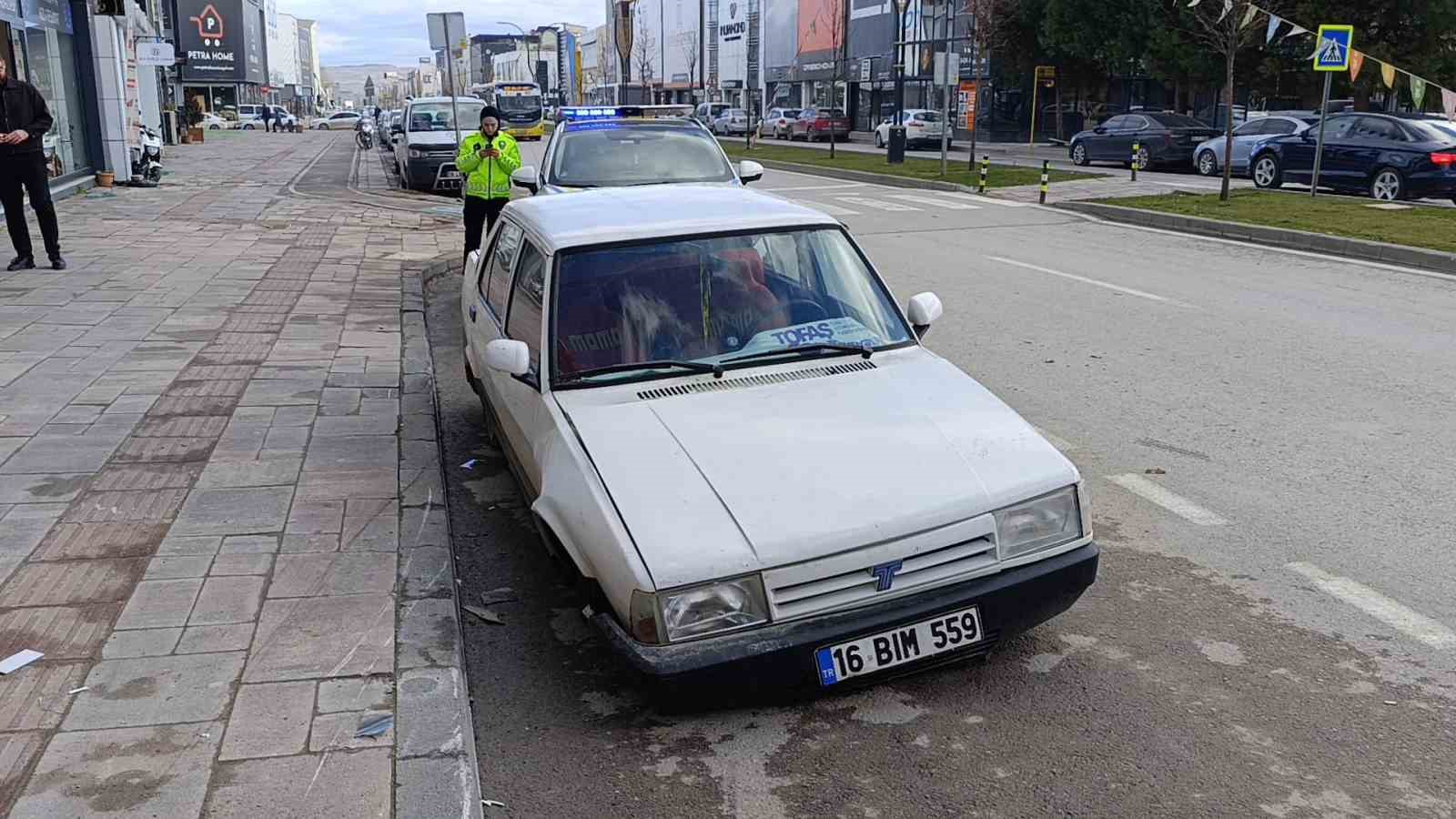 ehliyetsiz surucu kaldirima carpip kacti ama polis yakaladi 6 RWIibE7h