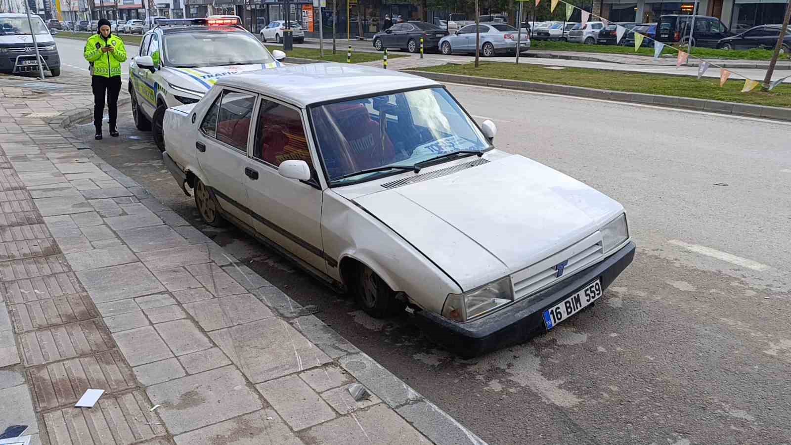 ehliyetsiz surucu kaldirima carpip kacti ama polis yakaladi 7 AO2pr7ij