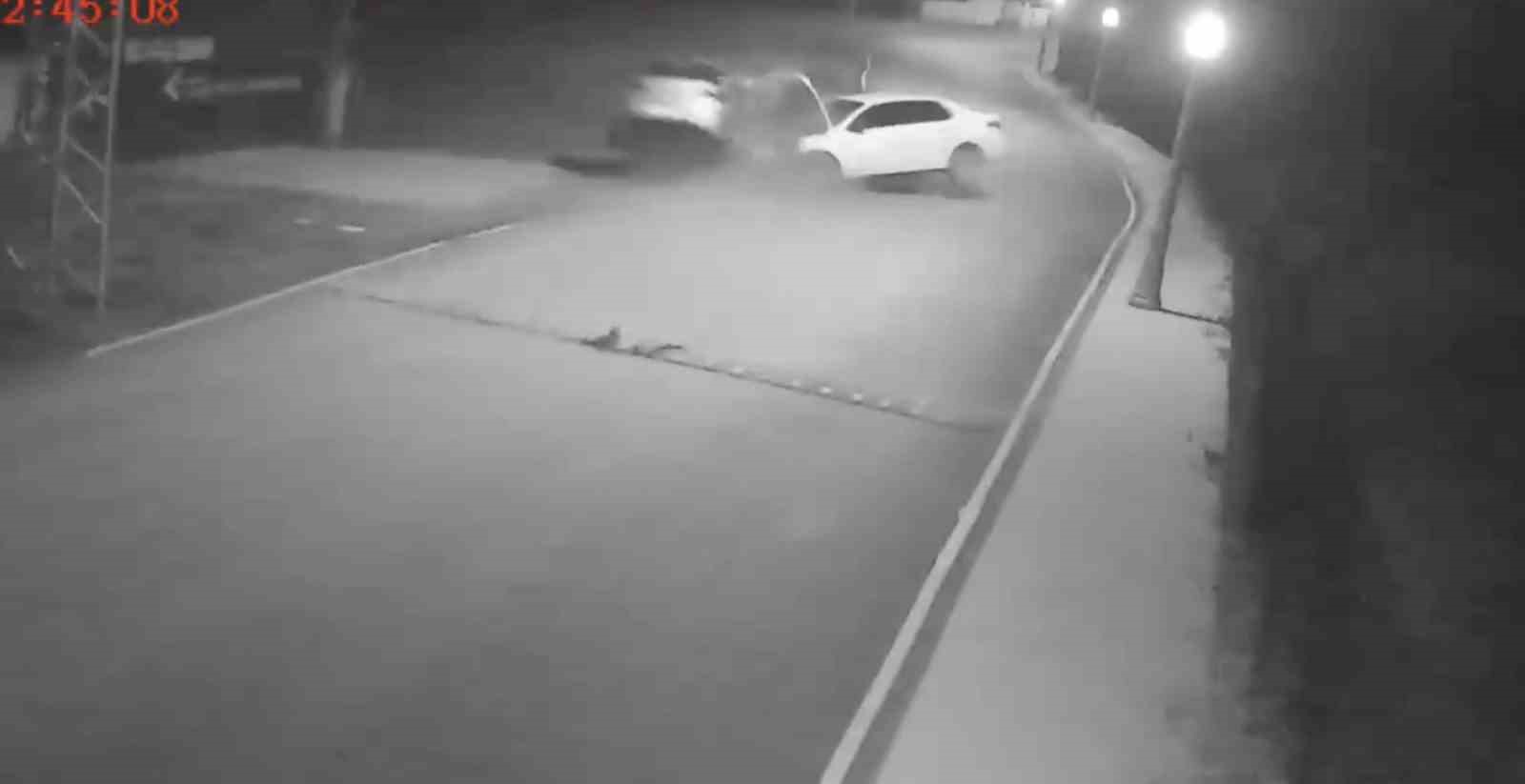 ehliyetsiz surucu kazaya karismisti anlarin kamera goruntusu ortaya cikti 0 AKV3cD2W