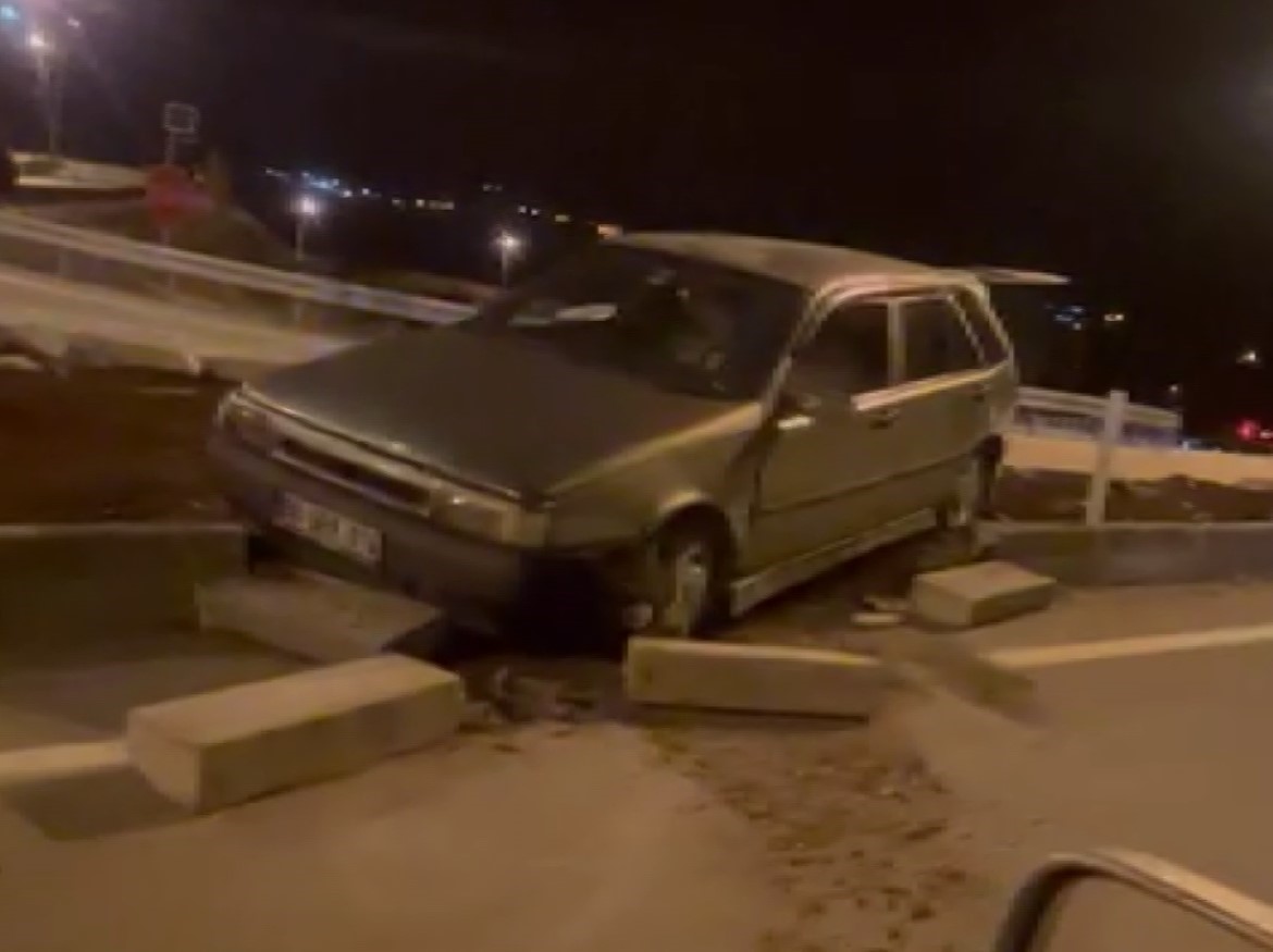 Ehliyetsiz sürücü, muayenesiz ve sigortasız araçla kaza yaptı: 80 bin lira ceza kesildi 4 ehliyetsiz surucu muayenesiz ve sigortasiz aracla kaza yapti 80 bin lira ceza kesildi 0 kfFzE3Bm