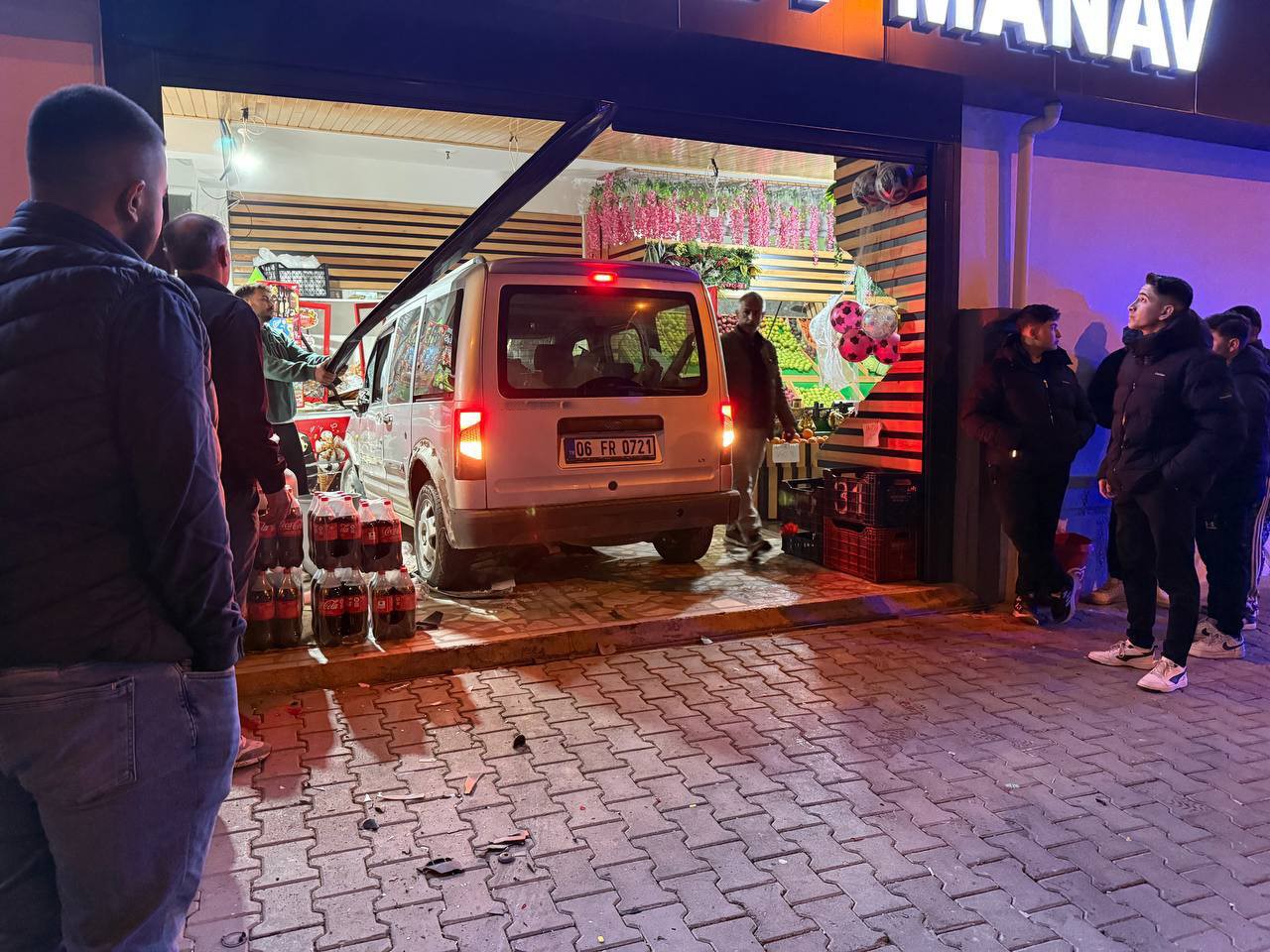 ehliyetsiz surucu once kaza yapti ardindan markete girdi 0 H3cujyCi
