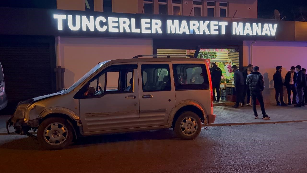 ehliyetsiz surucu once kaza yapti ardindan markete girdi 2 b7FLheJk