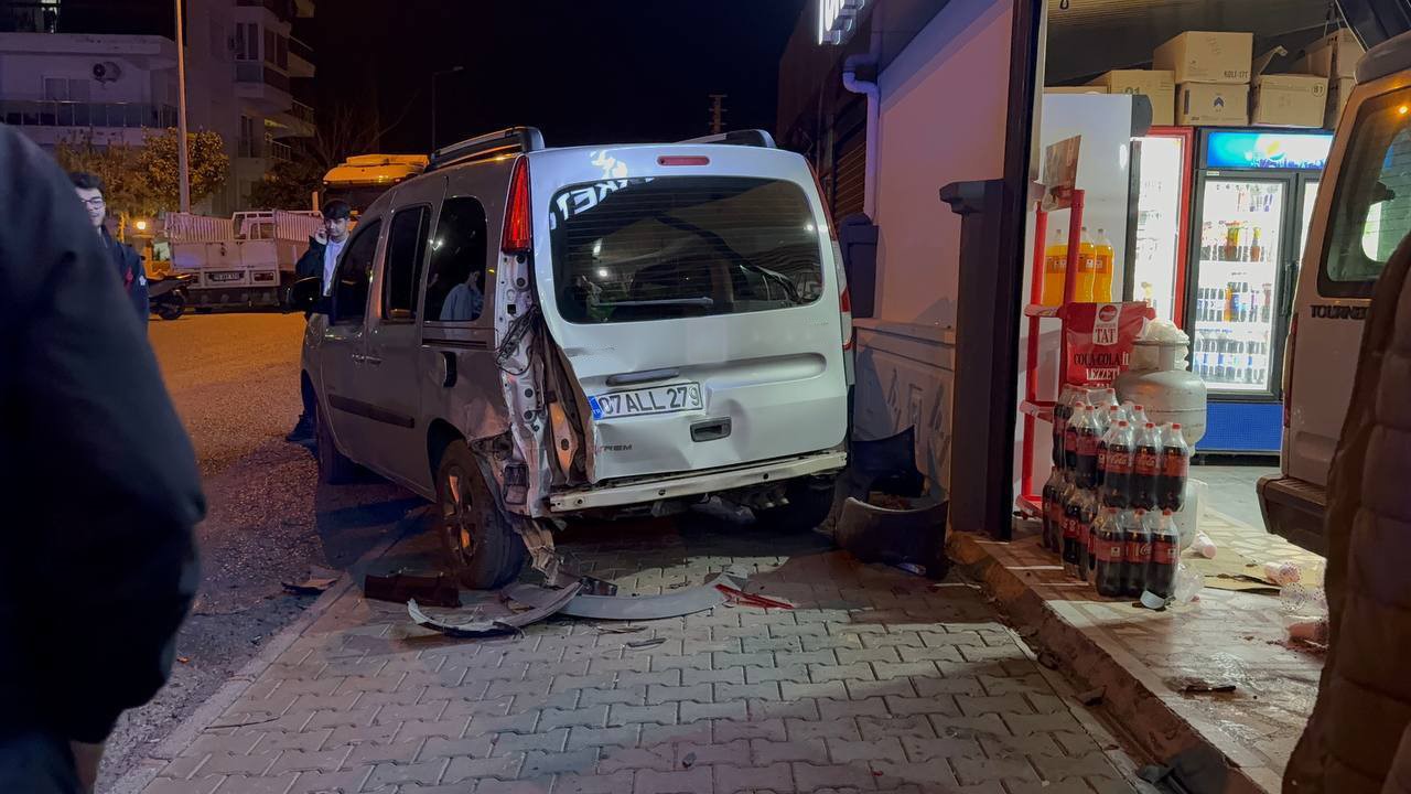 ehliyetsiz surucu once kaza yapti ardindan markete girdi 4 MD8du3El