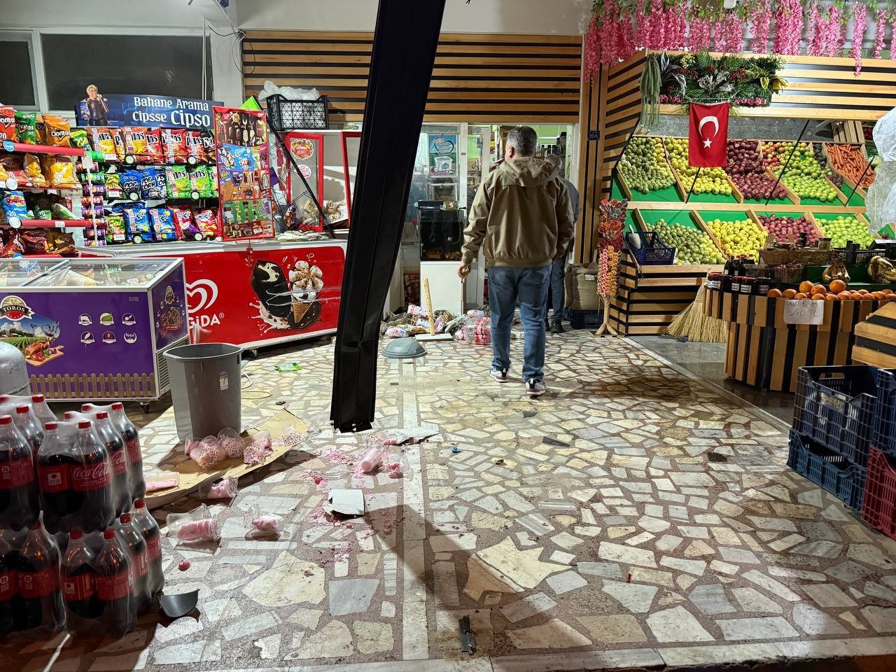ehliyetsiz surucu once kaza yapti ardindan markete girdi 5 VrMAZwBK