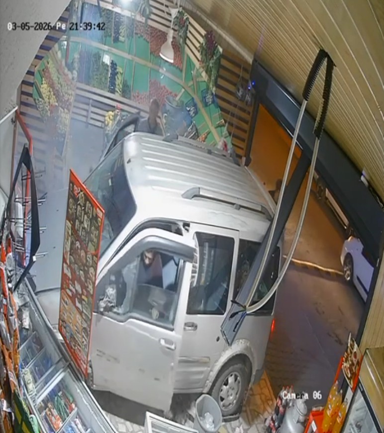 ehliyetsiz surucu once kaza yapti ardindan markete girdi 6 I5WWkOIV