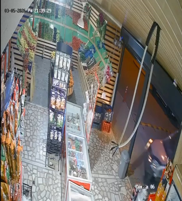 ehliyetsiz surucu once kaza yapti ardindan markete girdi 7 cUQvFaIU