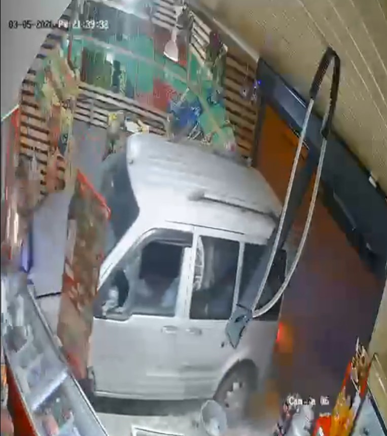 ehliyetsiz surucu once kaza yapti ardindan markete girdi 8 jNfkwpTT