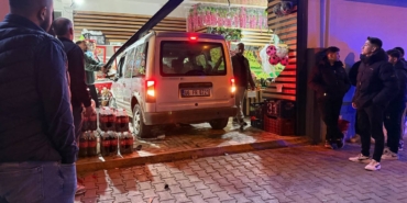 ehliyetsiz-surucu-once-kaza-yapti-ardindan-markete-girdi-Ujy9Olfw.jpg