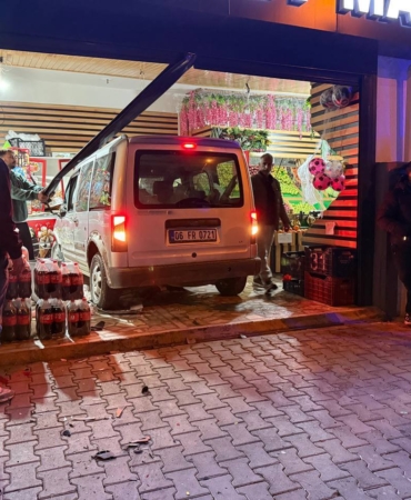 ehliyetsiz-surucu-once-kaza-yapti-ardindan-markete-girdi-Ujy9Olfw.jpg