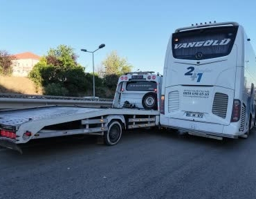 ehliyetsiz-surucu-otomobil-ve-yolcu-otobusune-carpti-40ar-bin-lira-ceza-kesildi-Gvc6cXCN.jpg