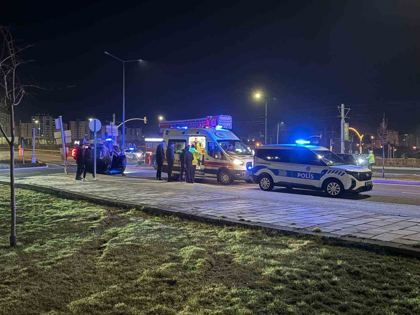 ehliyetsiz surucunun karistigi kazada kamyonet takla atti 2 yarali 4 Nrd7tHTF