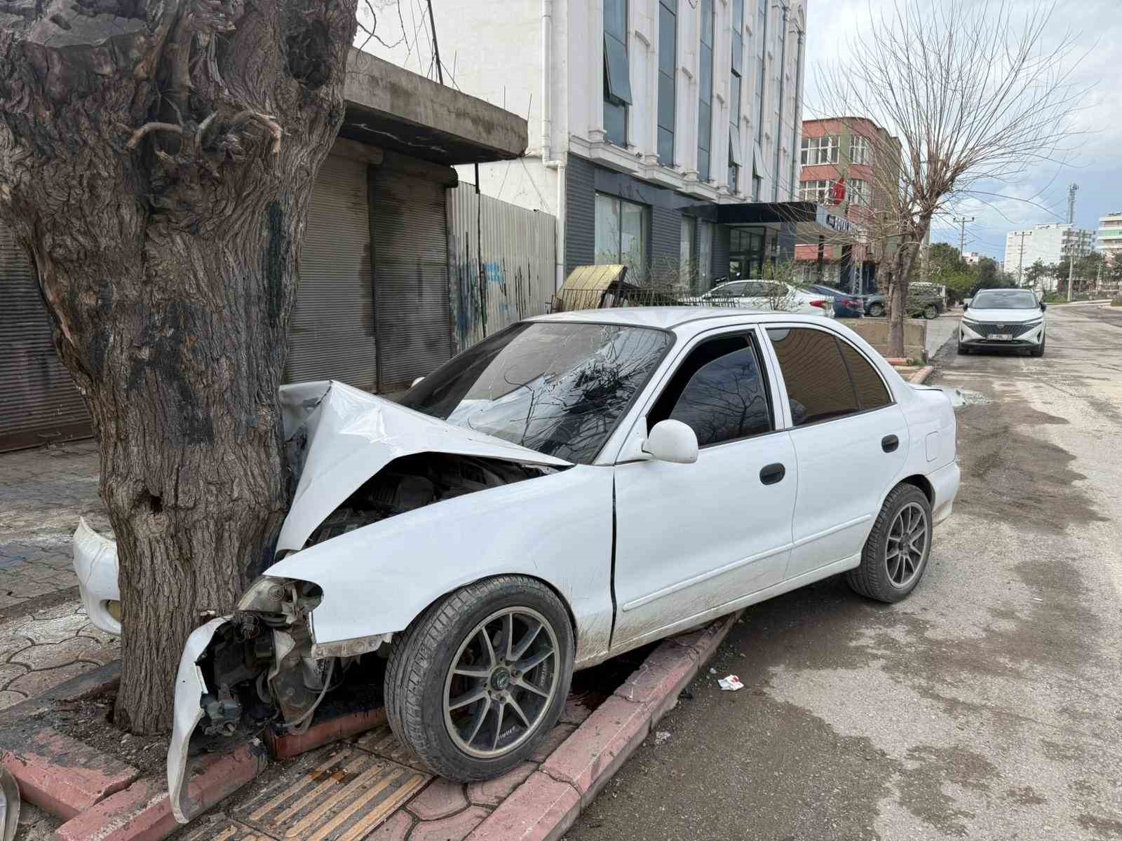 Ehliyetsiz sürücünün kontrolünü kaybettiği otomobil ağaca çarptı... O anlar kamerada 5 ehliyetsiz surucunun kontrolunu kaybettigi otomobil agaca carpti o anlar kamerada 1 Ca1tOurL
