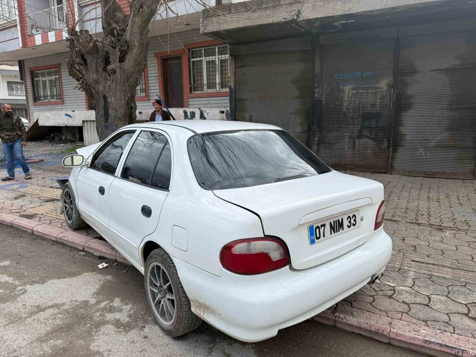 Ehliyetsiz sürücünün kontrolünü kaybettiği otomobil ağaca çarptı... O anlar kamerada 6 ehliyetsiz surucunun kontrolunu kaybettigi otomobil agaca carpti o anlar kamerada 2 7G4mM2Gu