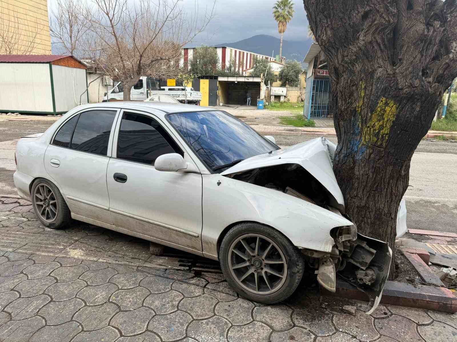 Ehliyetsiz sürücünün kontrolünü kaybettiği otomobil ağaca çarptı... O anlar kamerada 7 ehliyetsiz surucunun kontrolunu kaybettigi otomobil agaca carpti o anlar kamerada 3 wXewLOBf