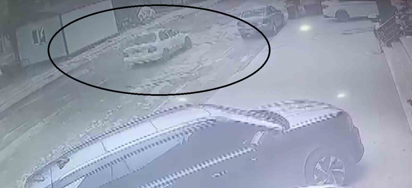 Ehliyetsiz sürücünün kontrolünü kaybettiği otomobil ağaca çarptı... O anlar kamerada 8 ehliyetsiz surucunun kontrolunu kaybettigi otomobil agaca carpti o anlar kamerada 4