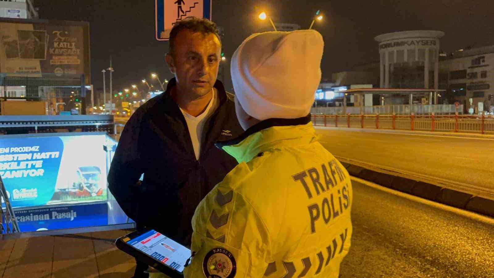 ehliyetsiz surucunun otomobilini almaya gelen sahista ehliyetsiz cikti 0 9aQyG64V