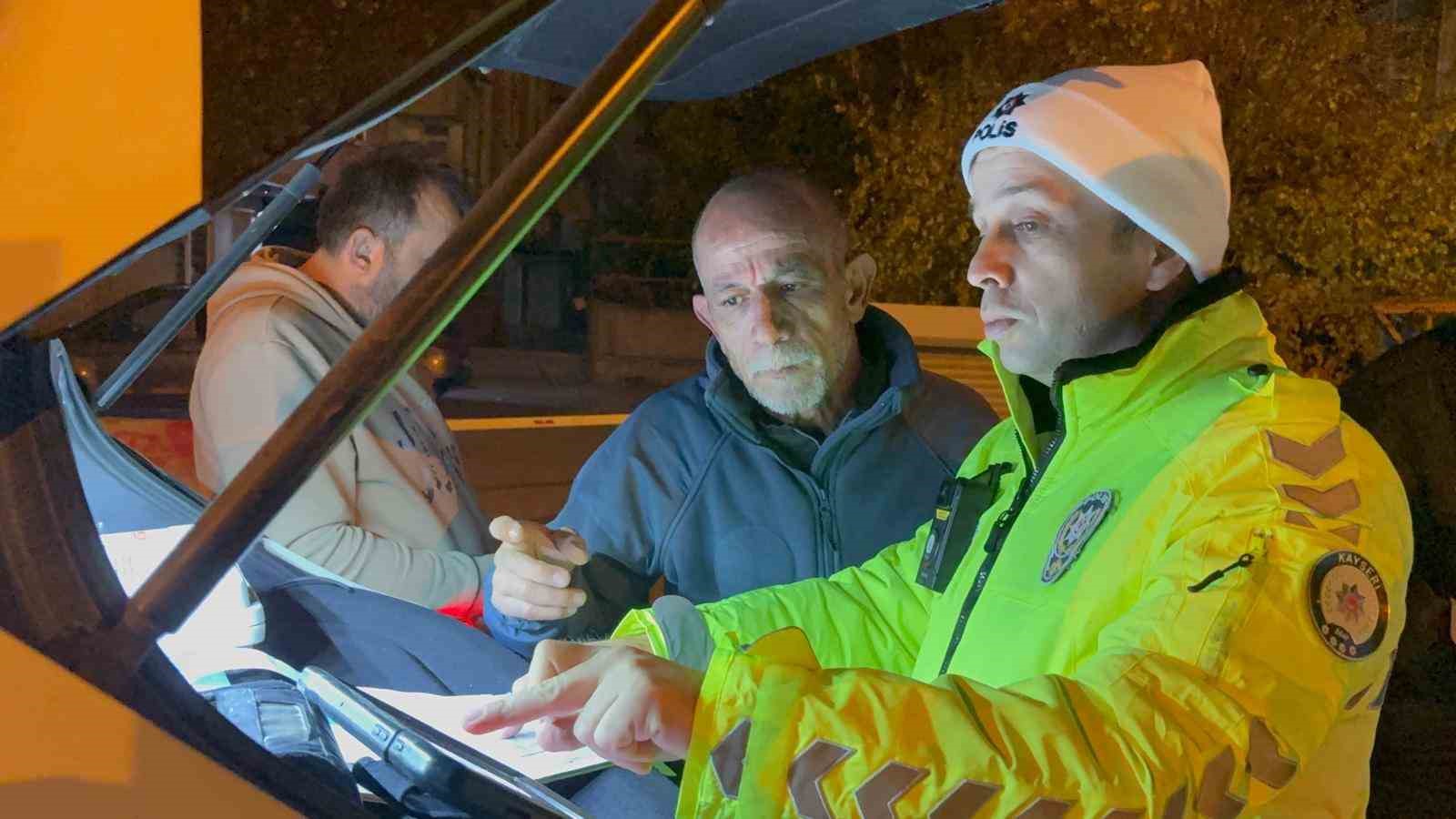 ehliyetsiz surucunun otomobilini almaya gelen sahista ehliyetsiz cikti 2 3IF9kuKb