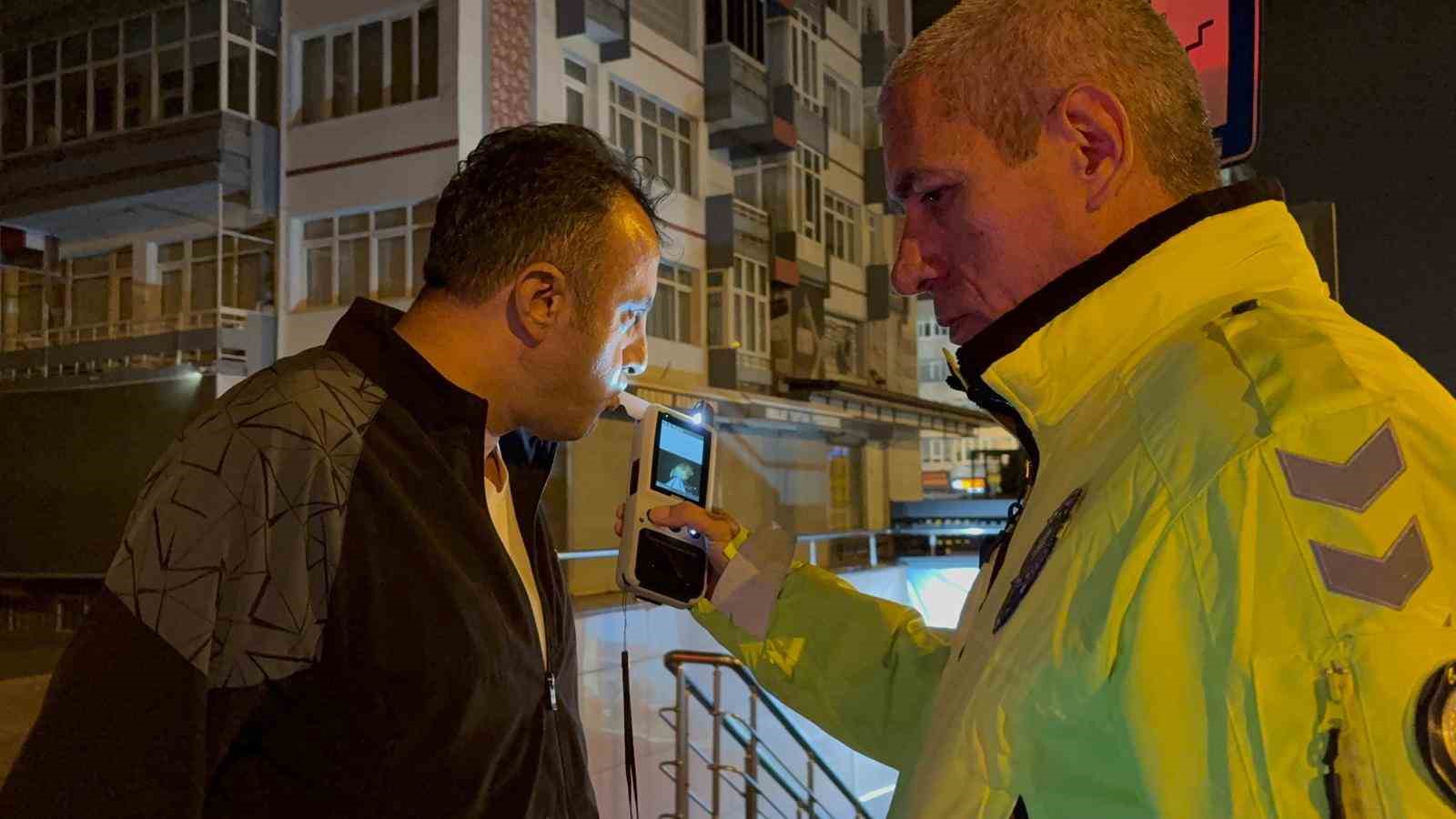 ehliyetsiz surucunun otomobilini almaya gelen sahista ehliyetsiz cikti 4 Cr9sgZju