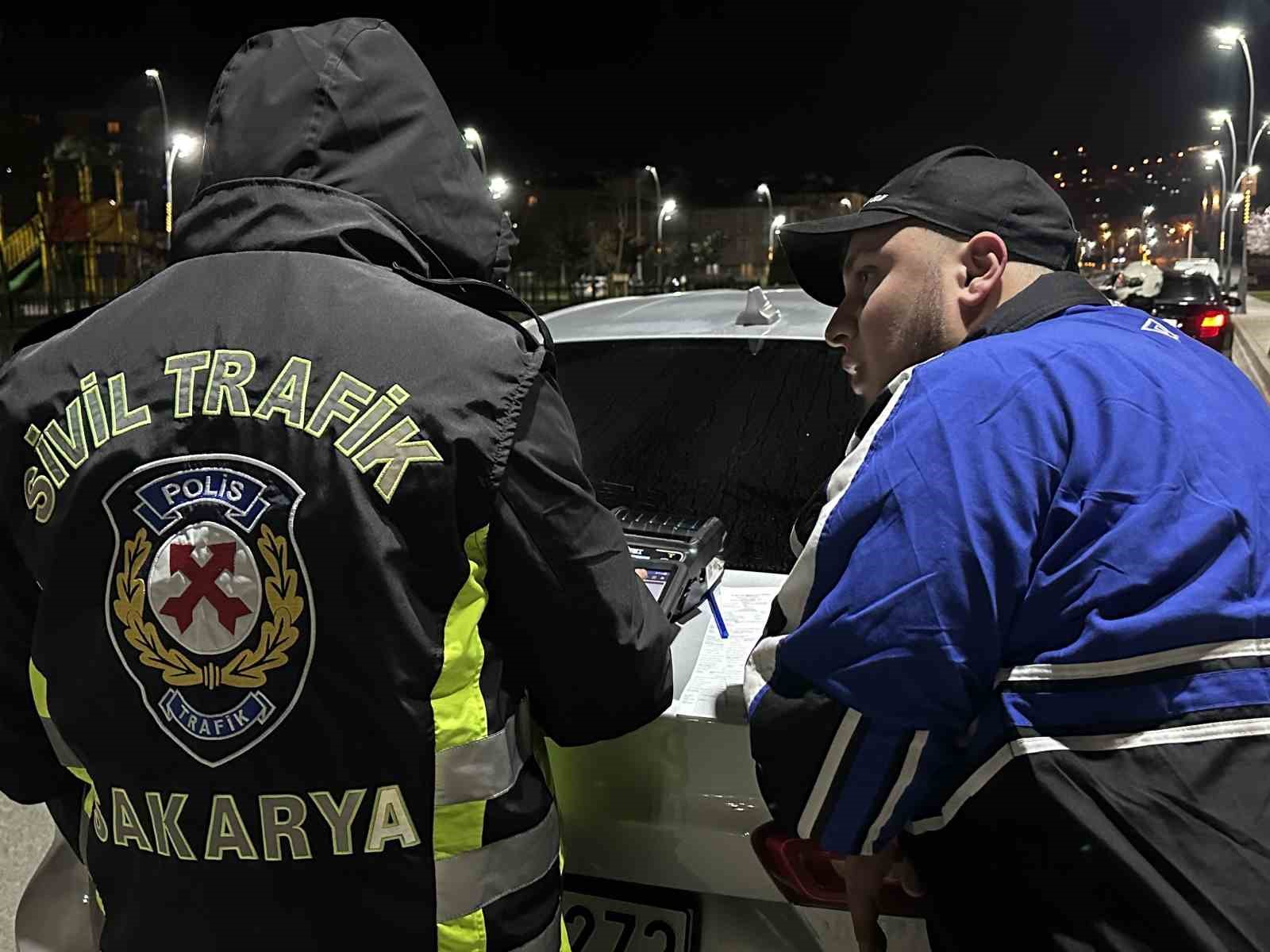 Ehliyetsiz yakalandı, 200 bin lira ceza yedi: "Benim aracım o kadar etmiyor" diyerek sitem etti 6 ehliyetsiz yakalandi 200 bin lira ceza yedi benim aracim o kadar etmiyor diyerek sitem 4awQcueE