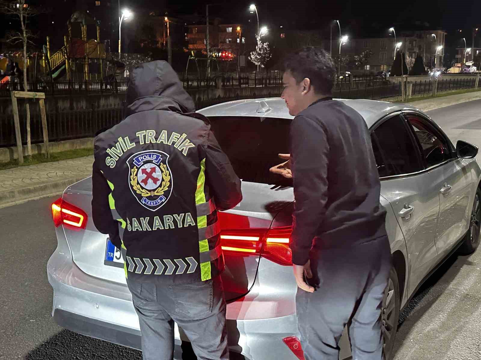 Ehliyetsiz yakalandı, 200 bin lira ceza yedi: "Benim aracım o kadar etmiyor" diyerek sitem etti 8 ehliyetsiz yakalandi 200 bin lira ceza yedi benim aracim o kadar etmiyor diyerek sitem 9KEDIFOC