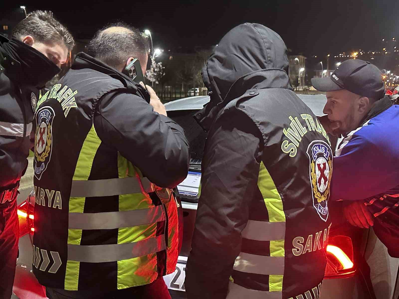 Ehliyetsiz yakalandı, 200 bin lira ceza yedi: "Benim aracım o kadar etmiyor" diyerek sitem etti 9 ehliyetsiz yakalandi 200 bin lira ceza yedi benim aracim o kadar etmiyor diyerek sitem DJnkJDMb