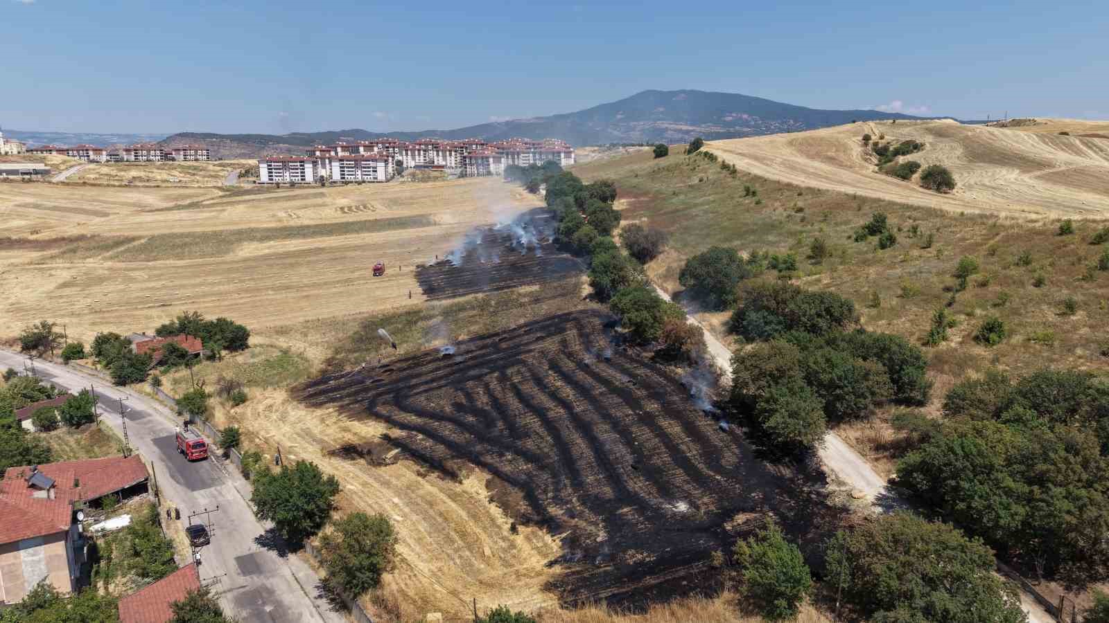 Ekin tarlasında çıkan yangında 3 dönüm alan zarar gördü 4 ekin tarlasinda cikan yanginda 3 donum alan zarar gordu 0 IvhcjslK