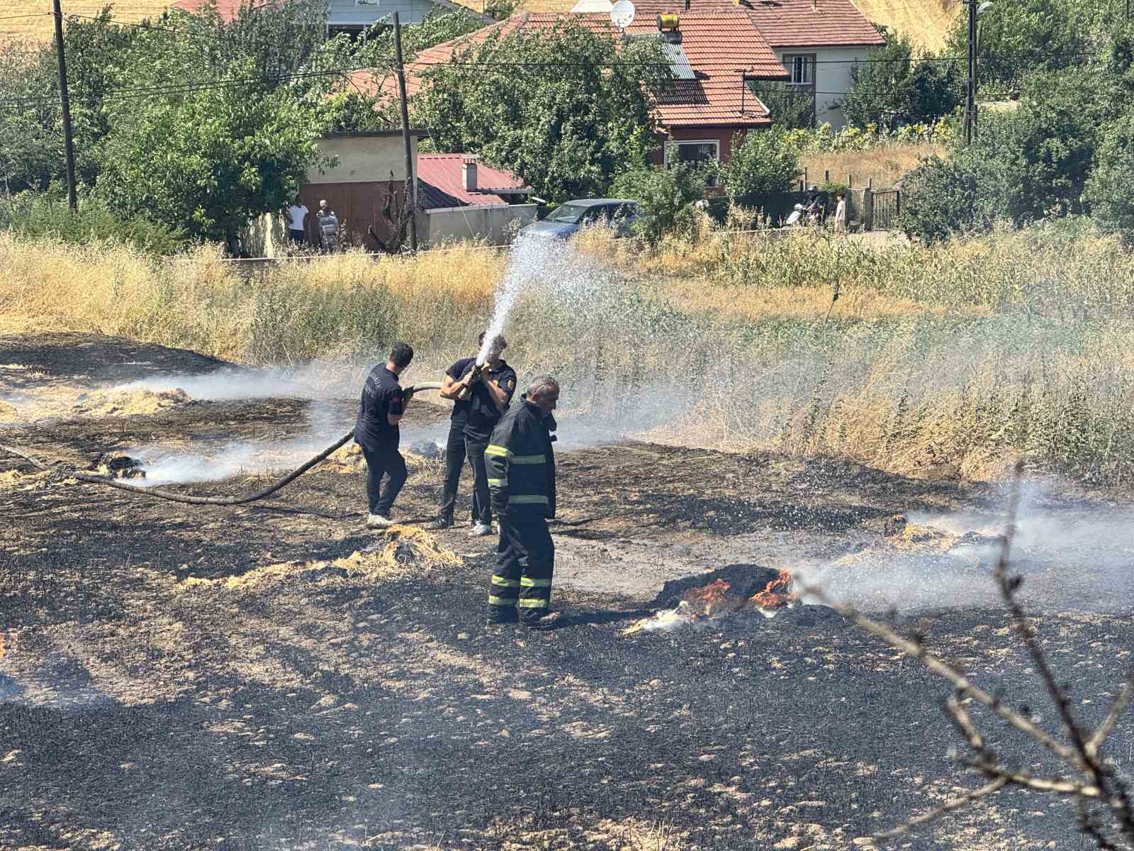 Ekin tarlasında çıkan yangında 3 dönüm alan zarar gördü 12 ekin tarlasinda cikan yanginda 3 donum alan zarar gordu 8
