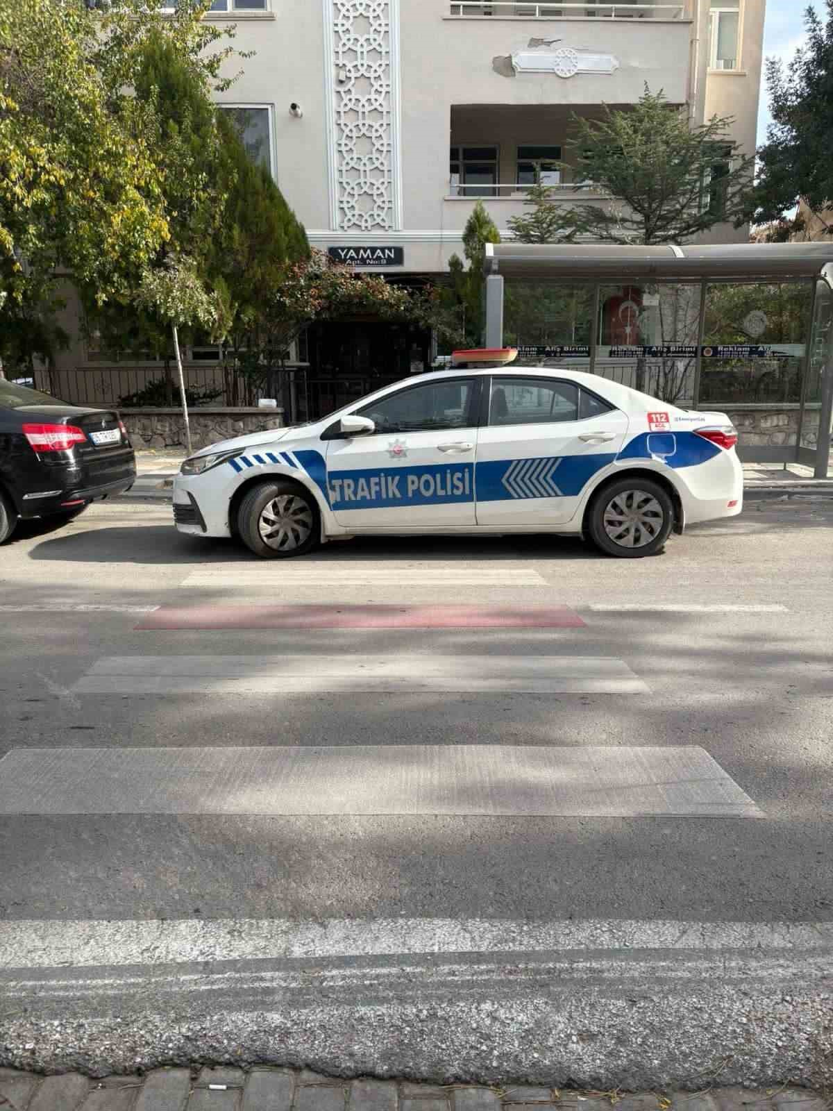 Ekip otosunu yaya yoluna park eden polis memuruna trafik cezası kesildi 4 ekip otosunu yaya yoluna park eden polis memuruna trafik cezasi kesildi 0 AagXCdOb