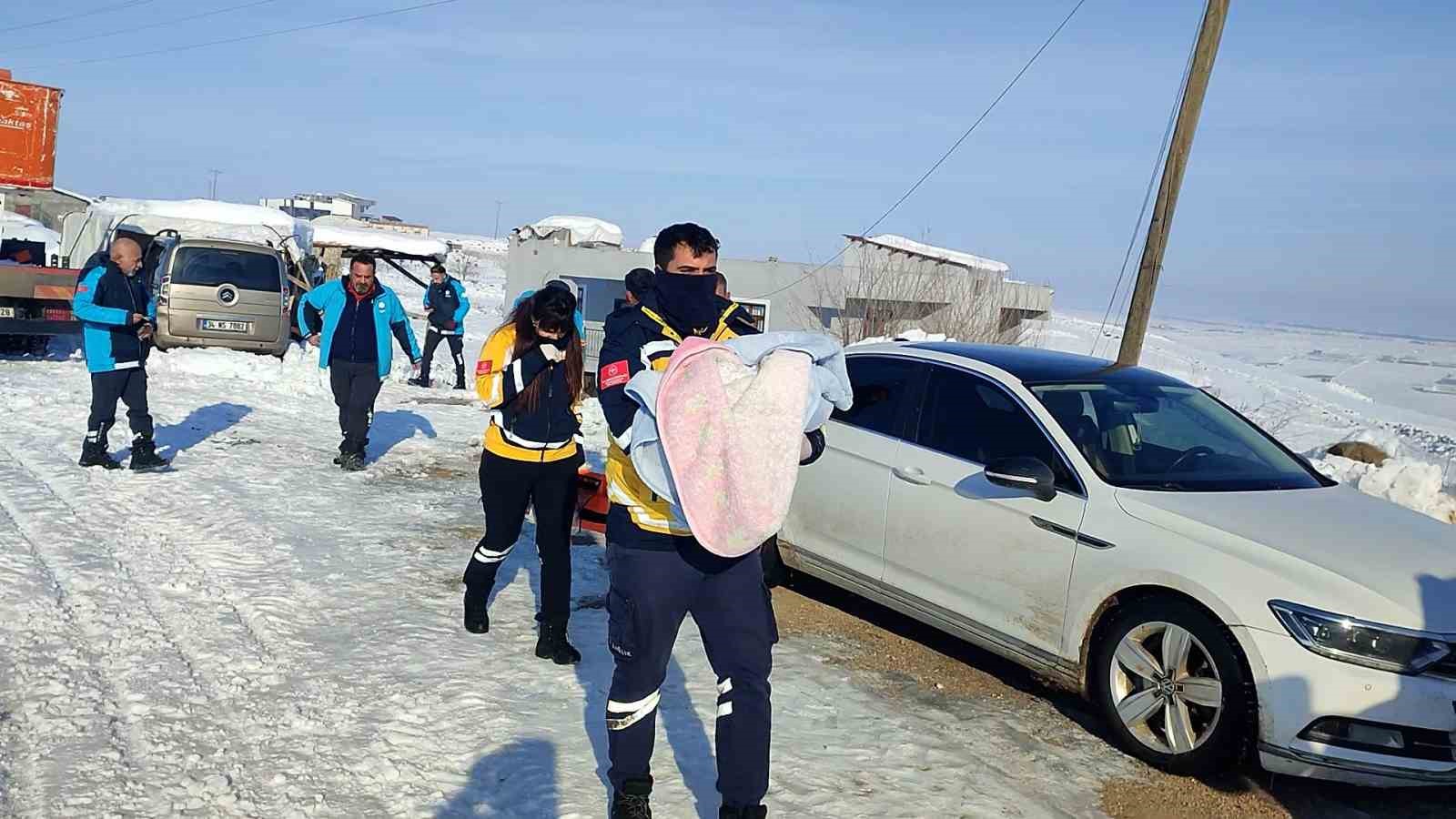 ekipler ambulansin yolunu acti anne ve bebek hastaneye ulastirildi 2 BiwgEJgS