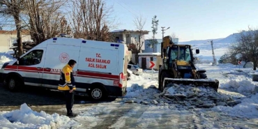 ekipler-ambulansin-yolunu-acti-anne-ve-bebek-hastaneye-ulastirildi-a88Ia9Ts.jpg