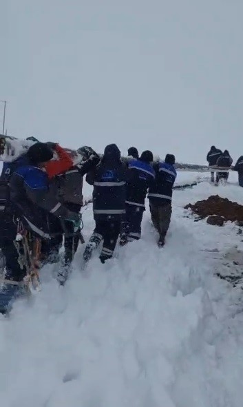 ekipler enerji icin seferber oldu ekipler direkleri sirtinda tasidi 1 PG4ADGYn