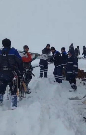 ekipler enerji icin seferber oldu ekipler direkleri sirtinda tasidi 2 zDlME7gc