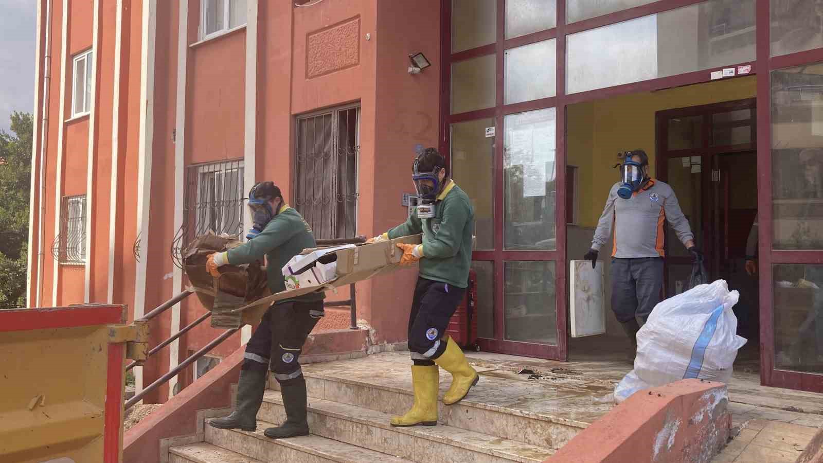 ekipler gaz maskesiyle girdi iki gunde temizledi evden 7 kamyonet cop cikti 0 i7Ug9Iy9