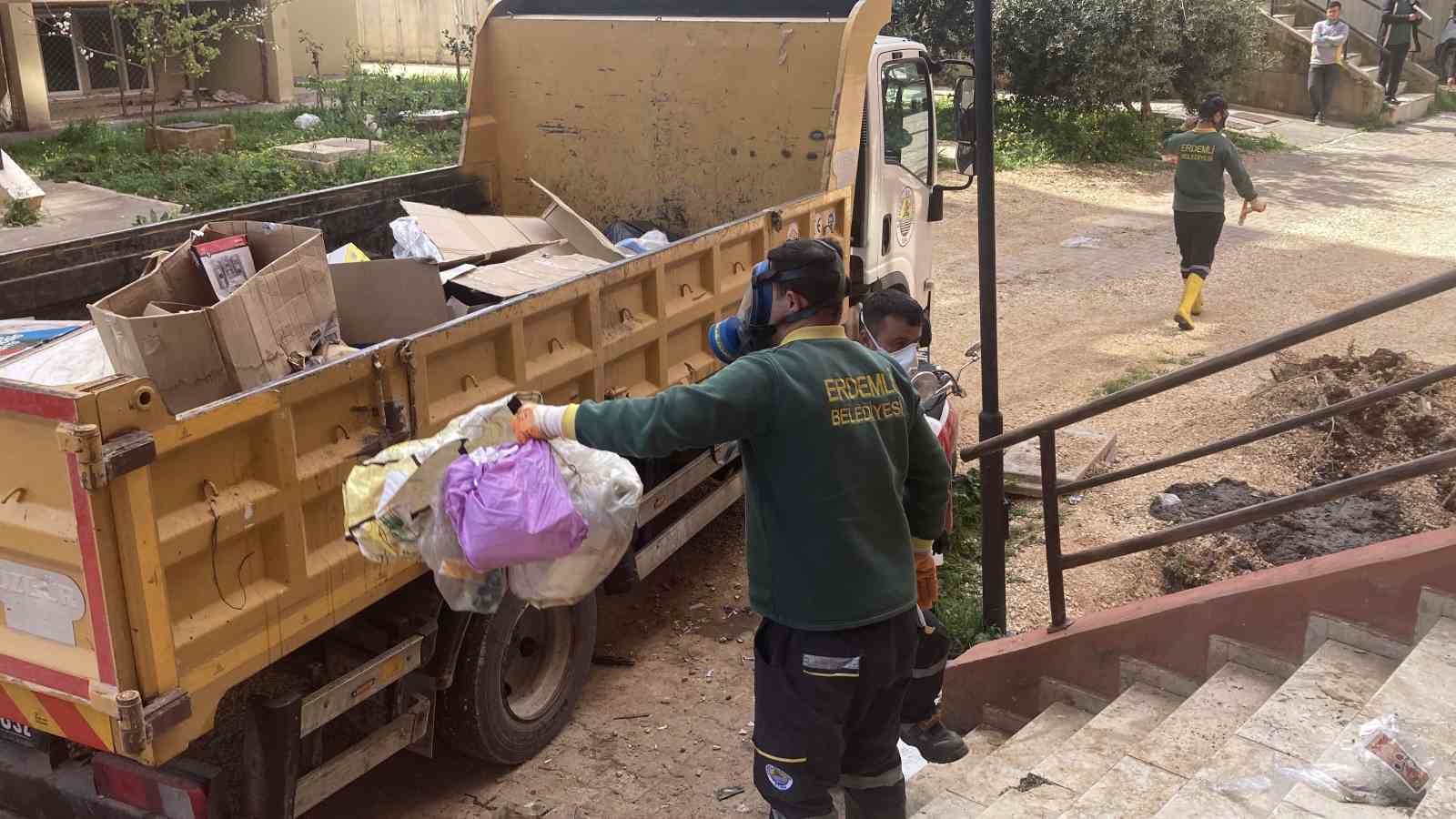 ekipler gaz maskesiyle girdi iki gunde temizledi evden 7 kamyonet cop cikti 1