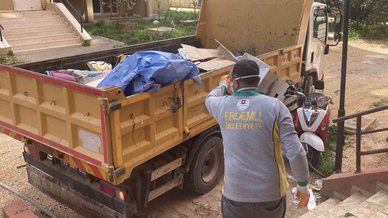 ekipler gaz maskesiyle girdi iki gunde temizledi evden 7 kamyonet cop cikti 3 MuqnjIa3