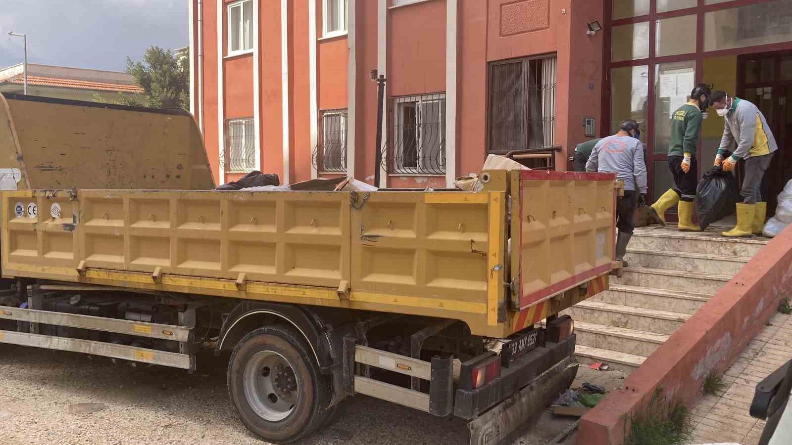 ekipler gaz maskesiyle girdi iki gunde temizledi evden 7 kamyonet cop cikti 4 yNJnSmAk