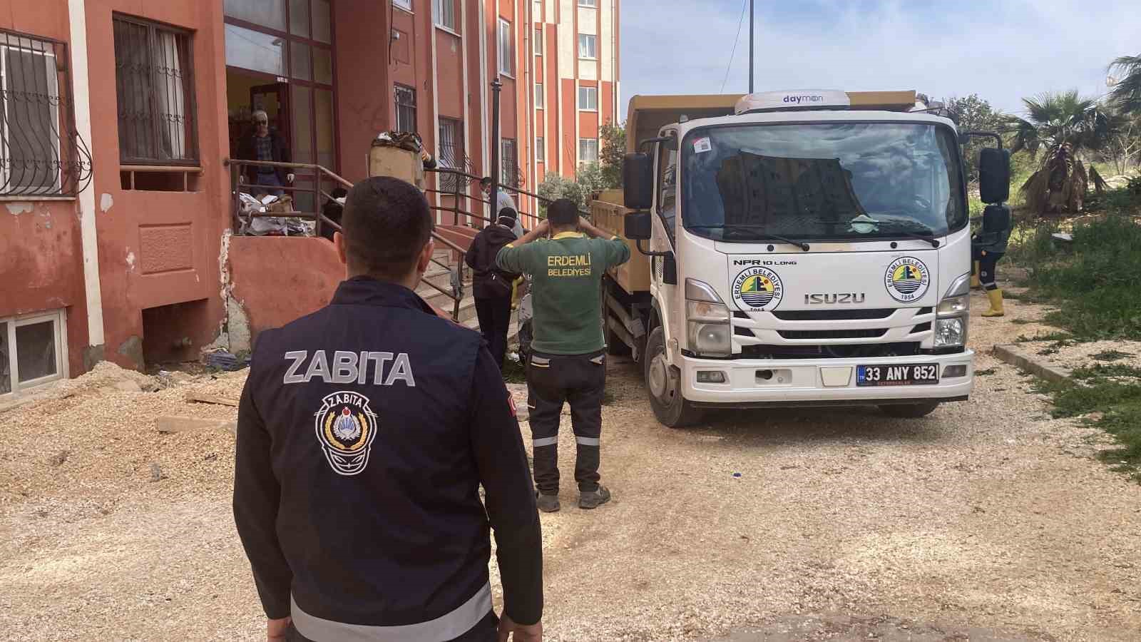 ekipler gaz maskesiyle girdi iki gunde temizledi evden 7 kamyonet cop cikti 5 uvOlwJRY