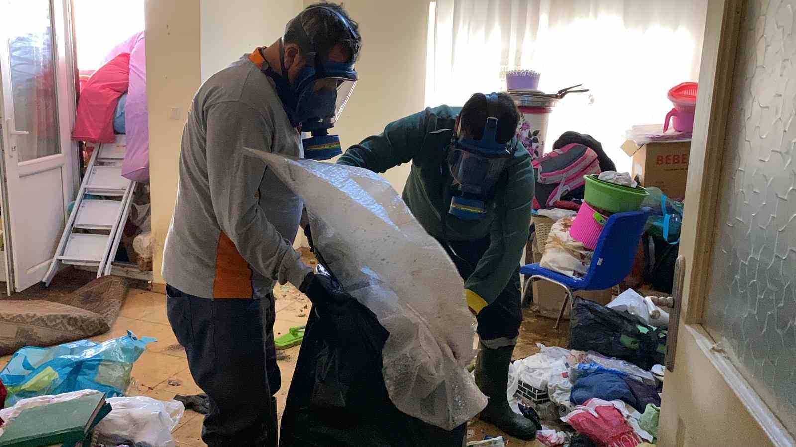 ekipler gaz maskesiyle girdi iki gunde temizledi evden 7 kamyonet cop cikti 6 6i6cXU2H