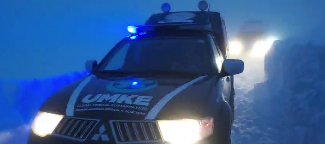 ekipler yogun sis ve kar altinda 3 kilometre yuruyup hastaya ulasti 1 zzjbgH11
